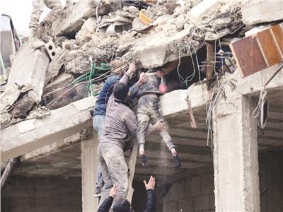محاولة إنقاذ طفلة من تحت أنقاض مبنى منهار إثر الزلزال فى ريف حلب