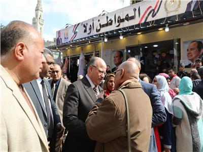 محافظ القاهرة أثناء افتتاحه منفذ «أهلا رمضان» 