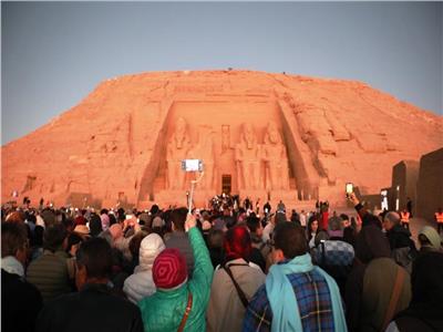 الشمس تتعامد على وجه الملك رمسيس الثاني بمدينة أبو سمبل 