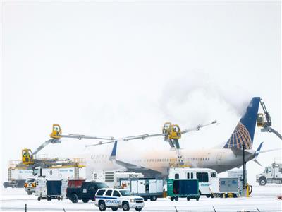 إزالة الجليد طائرة تابعة لشركة يونايتد إيرلاينز قبل إقلاعاه خلال عاصفة شتوية بمطار دنفر