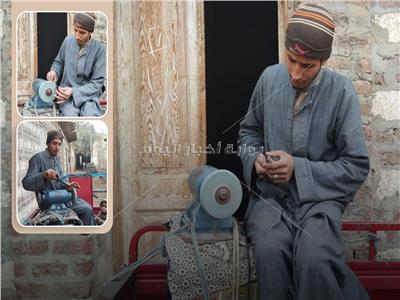 عمرو محمود يعمل في سن السكاكين في المنيا