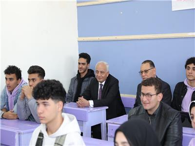 وزير التعليم ومحافظ الشرقية وسط الطلاب