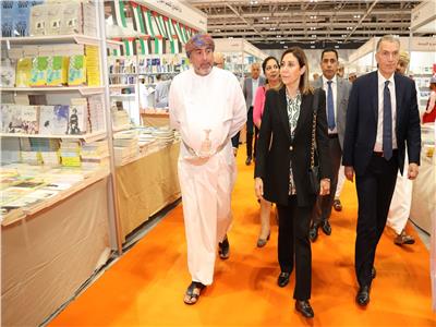 وزيرة الثقافة خلال زيارتها لمعرض مسقط الدولي للكتاب