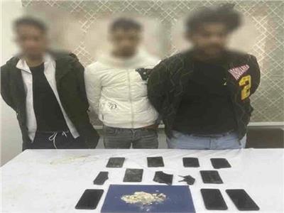 المتهمون عقب القبض عليهم