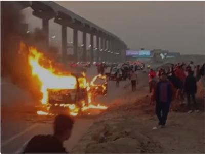 بالفيديو تفحم سيارة ميكروباص بمحور المشير بالقاهرة 