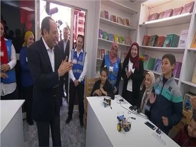 الرئيس السيسي يصفق لأحد الأطفال لقيامه باختراع لعبة