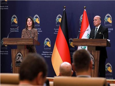 وزير الخارجية العراقي فؤاد حسين خلال مؤتمر صحفي مع نظيرته الألمانية أنالينا بيربوك