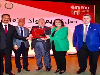 تكريم هبة فؤاد مدير عام كلية النصر بحفل رواد التعليم