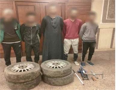 المتهمين وبحوزتهما المضبوطات