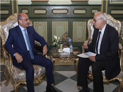 جانب من الحوار بين وزير العدل و رئيس تحرير انباء الشرق الاوسط