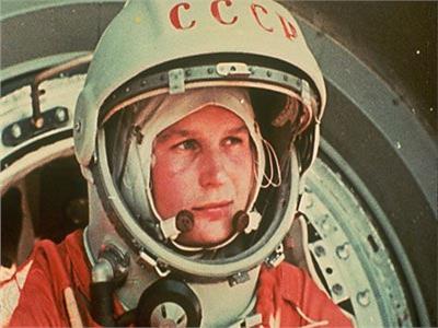أول امرأة تسافر إلى الفضاء