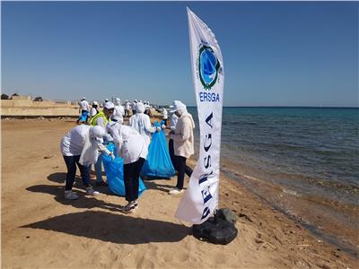 المشاركون في حملة نظافة شواطئ سفاجا