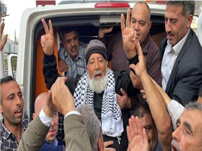 أفرجت سلطات الاحتلال الإسرائيلي عن شيخ الأسرى الفلسطينيين اللواء فؤاد الشوبكي