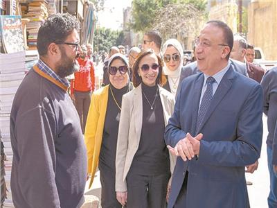 محافظ الإسكندرية يستمع لمطالب أصحاب المحلات فى شارع «النبى دانيال» قبل تطويره
