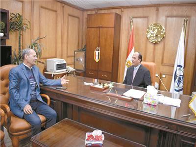 د . حسن الدمرداش رئيس جامعة العريش أثناء حواره مع «الأخبار»