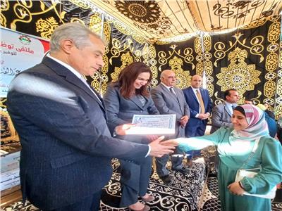 وزير القوى العاملة ونائب محافظ البحيرة يسلمان 18 عقد عمل لذوي الهمم
