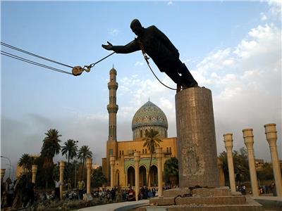 سقوط تمثال الرئيس العراقي  الأسبق صدام حسين بساحة الفردوس في بغداد