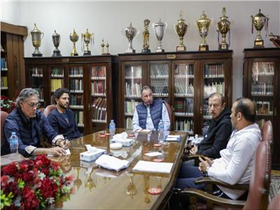 الخطيب خلال اجتماع مع عبد الحفيظ وغالي وناصف ومحسن صالح