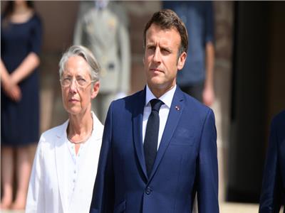 الرئيس الفرنسي إيمانويل ماكرون ورئيسة الوزراء اليزابيث بورن