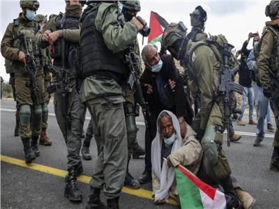 اعتداء جنود الاحتلال على الفلسطينيين