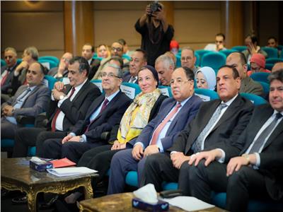 محافظ القاهرة ووززير المالية ووزيرة البيئة ووزير الكهرباء 