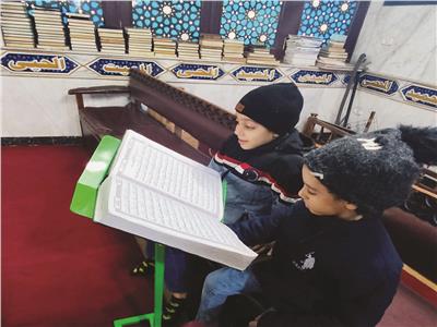  الطفلان يقرأن القرآن 