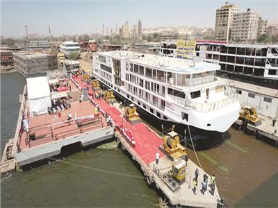 الفندق العائم ينضم إلى أسطول البواخر النيلية