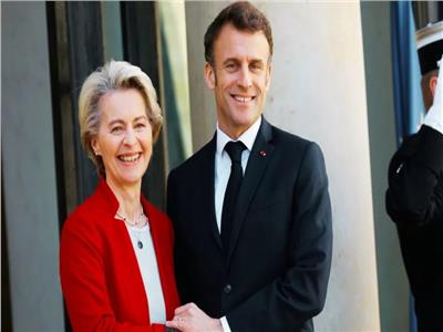  الرئيس الفرنسي إيمانويل ماكرون ورئيسة المفوضية الأوروبية أورسولا فون دير لاين