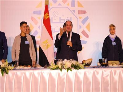 الرئيس عبدالفتاح السيسي  في إفطار الأسرة المصرية بحي الأسمرات