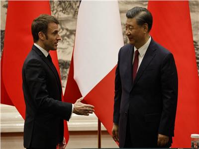 الرئيس الفرنسي إيمانويل ماكرون ونظيره الصيني شي جين بينج