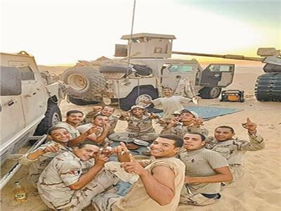 صورة حقيقية لتناول الجنود الطعام أمام أحد الأكمنة كما ظهرت فى المسلسل