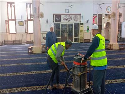 وكيل أوقاف الجيزة يتفقد حملات النظافة بالمساجد