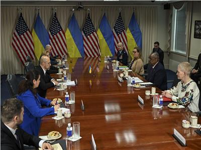 لقاء وزير الدفاع الأمريكى ورئيس الوزراء الأوكراني