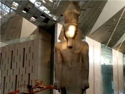 تمثال رمسيس داخل بهو المتحف المصري الكبير