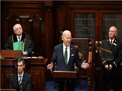 الرئيس الأمريكي جو بايدن خلال إلقاء كلمته في البرلمان الأيرلندي 