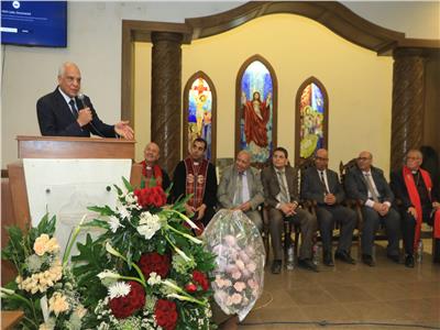محافظ الجيزة يحضر قداس عيد القيامة بالكنيسة الإنجيلية بالجيزة