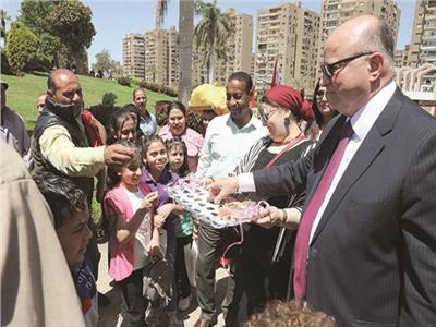محافظ القاهرة يوزع الحلوى على الأطفال