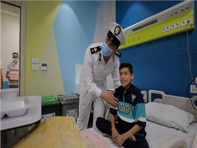 أحد ضباط الشرطة مع طفل داخل المستشفى