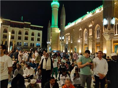 توافد الآلاف لأداء صلاة عيد الفطر بمسجد الإمام الحسين