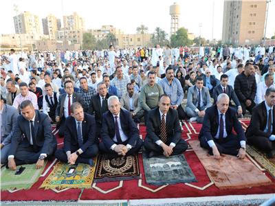 نائب محافظ المنيا يؤدى شعائر صلاة عيد الفطر المبارك 
