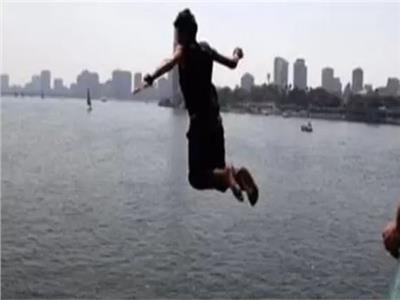 شاب يقفز في النيل