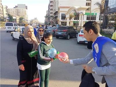 برلمان الشباب والرياضة بالغربية هدايا وحلوي للمواطنين بشوارع طنطا