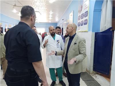 وكيل وزارة الصحة بالشرقية خلال تفقده أحد المستشفيات
