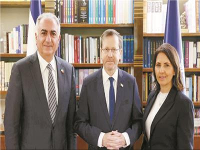 بهلوى من اليسار بجانب الرئيس الإسرائيلى ووزيرة الاستخبارات