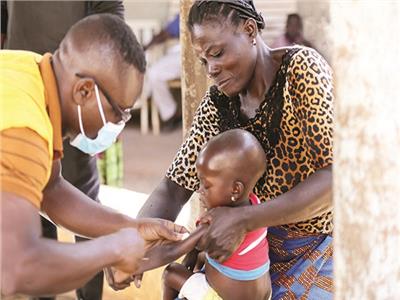 تطعيم طفل فى توجو ضد الملاريا     