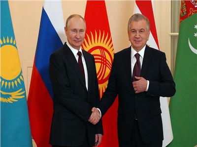 الرئيس الروسي فلاديمير بوتين ونظيره الأوزبكي شوكت ميرضيائيف