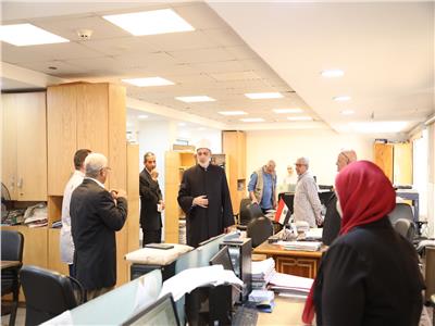 الدكتور محمد الضويني خلال جولة تفقدية بمجمع البحوث الإسلامية