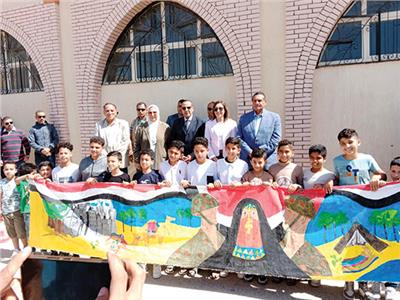 محافظ شمال سيناء ووزيرة الثقافة خلال افتتاح مكتبة ضاحية السلام