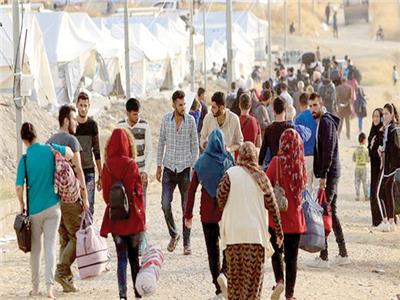 تجمع من اللاجئين السوريين فى أحد مخيماتهم فى لبنان