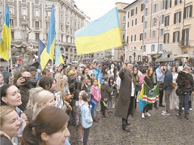 أعضاء الجالية الأوكرانية فى روما ينتظرون مرور موكب الرئيس الأوكرانى   «أ ف ب»